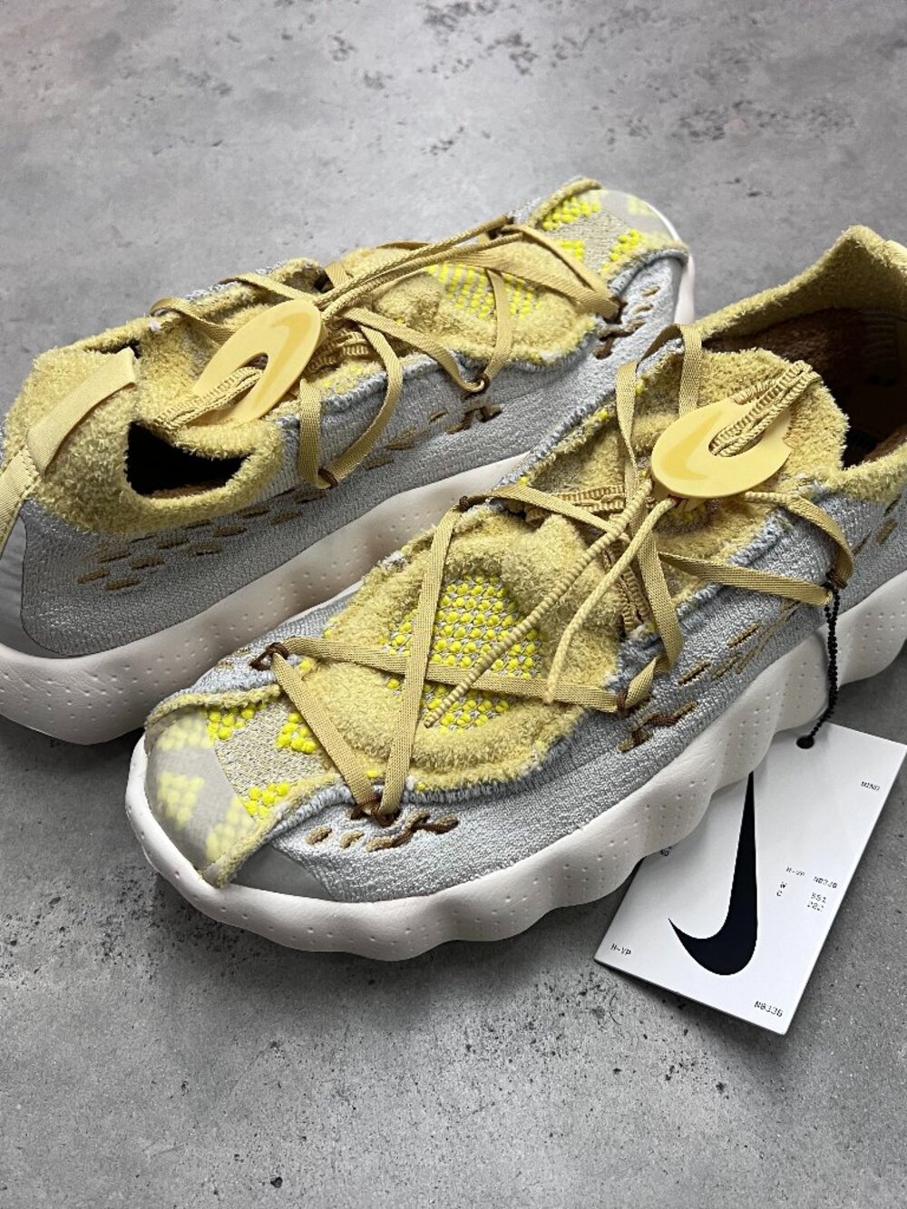 Nike Mind 002 Flyknit Light Bone Saturn Gold Men’s IR2176 003 - New